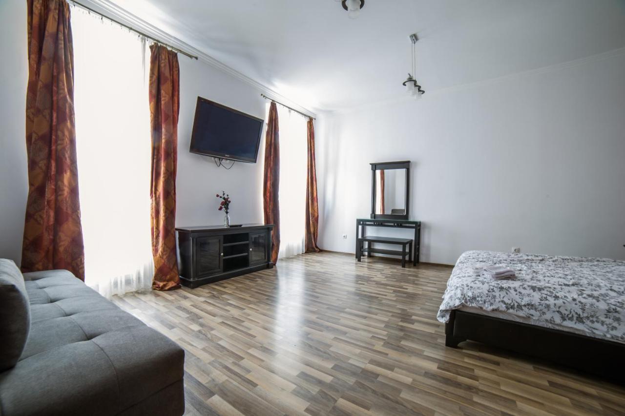 Central Studio Bnb Брашов Екстериор снимка